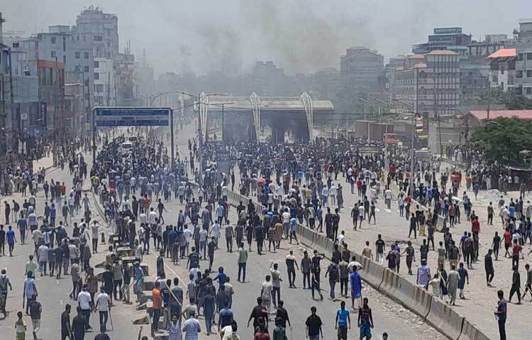 আজ বেলা সাড়ে ১১টার দিকে কাজলা এলাকায় পুলিশ ও বিক্ষোভকারীদের মধ্যে সংঘর্ষ শুরু হয়। সংঘর্ষে কাজলাসহ টোল প্লাজা এলাকা রণক্ষেত্রে পরিণত হয়। ছবি: মাসুদ রানা
