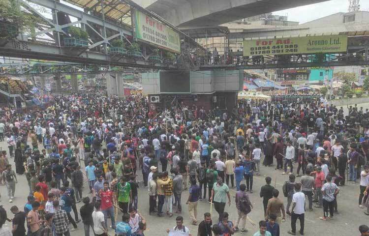 সংঘর্ষের ফলে বন্ধ রয়েছে ওই এলাকার আশপাশের সব দোকানপাট এবং গাড়ি চলাচল। ছবি: তৌহিদুজ্জামান তন্ময়
