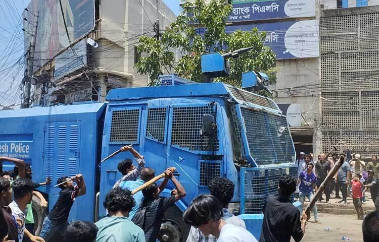কোটাবিরোধী শিক্ষার্থীরা পুলিশের জলকামান, সজোয়া যান ও কাভার্ডভ্যান ভাঙচুর করেছে। ছবি: মোবাশ্বির শ্রাবণ