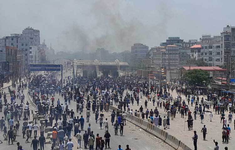 দুপুর ১২টার পর রাজধানীর বিভিন্ন পয়েন্টে অবস্থান নেন শিক্ষার্থীরা। এরপর তারা দফায় দফায় বিক্ষোভ করছেন।