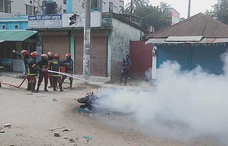 শহরের মোড়ে মোড়ে আগুন ধরিয়ে দিয়েছে আন্দোলনকারীরা। ছবি: এমদাদুল হক মিলন