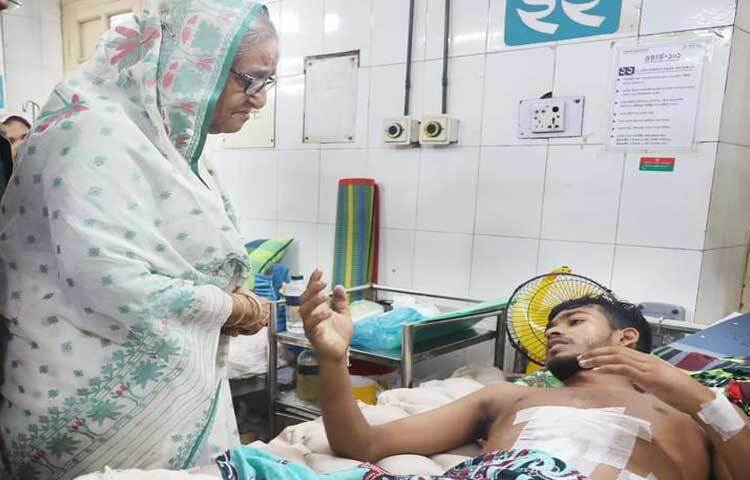 এ সময় তিনি আহত ব্যক্তিদের যথাযথ চিকিৎসা নিশ্চিত করতে সব ধরনের সহায়তার আশ্বাস দেন। ছবি: ইয়াসিন কবির জয়