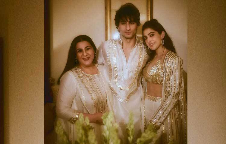 ম্যাচিং পোশাকে মা অমৃতা সিংয়ের সঙ্গে ক্যামেরাবন্দি হয়েছেন সারা ও ইব্রাহিম। ছবি: ইনস্টাগ্রাম