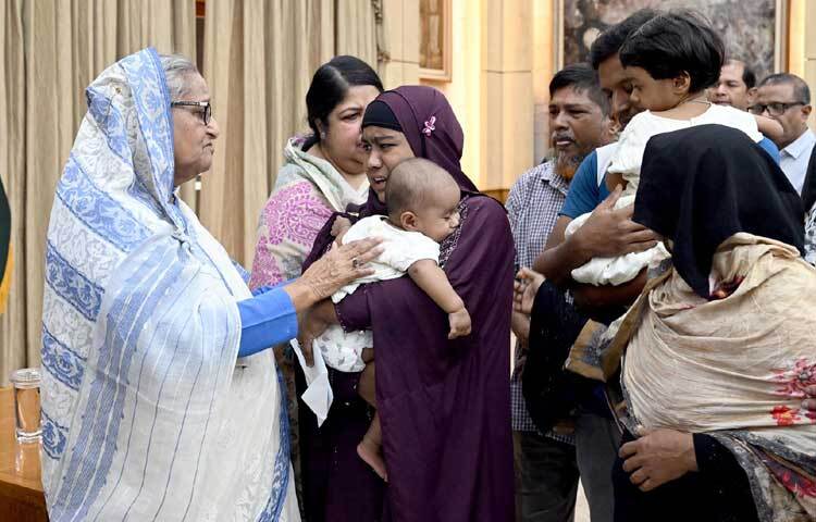 নিহতদের স্বজনদের সঙ্গে কথা বলেন, তাদের খোঁজ-খবর নেন প্রধানমন্ত্রী। ছবি: পিআইডি