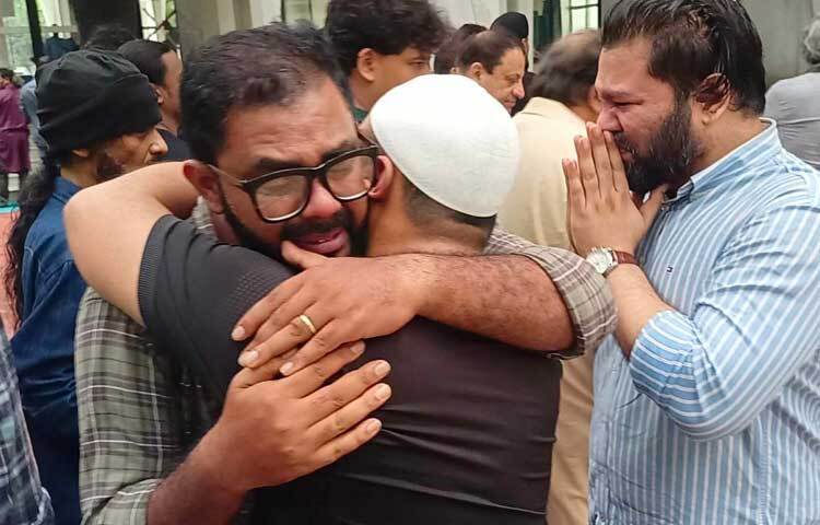 কান্নায় ভেঙে পড়েছেন স্বজনরা। ছবি: মাহবুব আলম