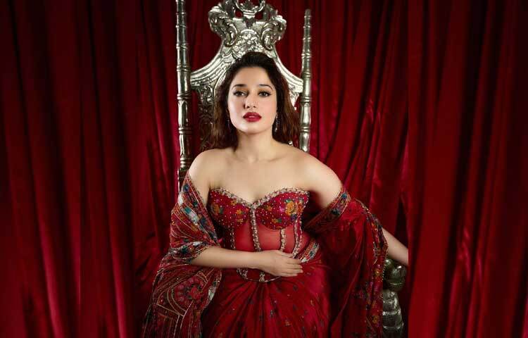 সম্প্রতি লাল পোশাকে বেশকিছু লাস্যময়ী ছবি শেয়ার করেছেন তামান্না ভাটিয়া। ছবি: ইনস্টাগ্রাম