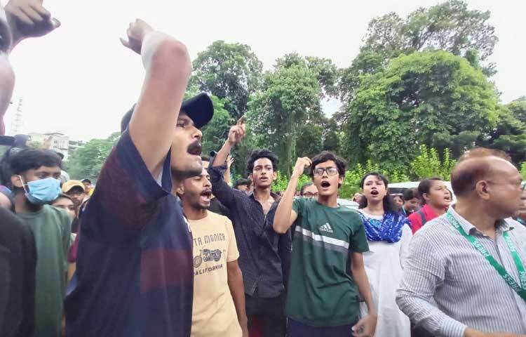 আজ দুপুর ১টার দিকে হাইকোর্টের সামনে ছাত্রসহ সচেতন নাগরিক সমাজ ৯ দফা দাবী বাস্তবায়নে স্লোগান দেয়। ছবি: মাহবুব আলম