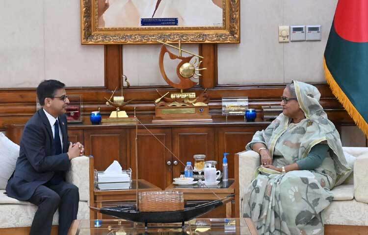 আজ গণভবনে প্রধানমন্ত্রী শেখ হাসিনার সঙ্গে সৌজন্য সাক্ষাৎ করেন ভারতীয় হাইকমিশনার প্রণয় কুমার ভার্মা। ছবি: পিআইডি