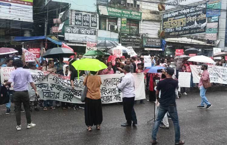 এ সময় মামুনুর রশিদ, আকরাম খান, নূরুল আলম আতিক, আজাদ আবুল কালাম, হাসান, আজমেরী হক বাঁধন, পিপলু আর খান, অমিতাভ রেজা চৌধুরী, মুনেম ওয়াসিফ, ঋতু সাত্তার, তাসলিমা আকতার লিমা, তানিম নূর, সৈয়দ আহমেদ শাওকি, ওয়াহিদ তারেক, রেদওয়ান রনি, আমিরুল রাজিব, নুসরাত ইমরোজ তিশা, তানজিম ওয়াহাব, জাহিন ফারুক আমিন, তানভীর আহসান, ইয়াছির আল হক, শঙ্খ দাশগুপ্ত, সাবিলা নূর, নাসিফ আমিন, তাসনিয়া ফারিণ, হুমাইরা বিলকিস, শিবু কুমার শীলসগ অনেকে সংহতি প্রকাশ করে। ছবি: মফিজুল সাদিক