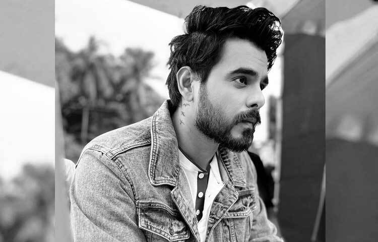 জনপ্রিয় অভিনেতা সিয়াম আহমেদ তার প্রোফাইল লাল করেছেন। এছাড়া তরুণ গায়িকা পারশা মাহজাবীনের  ‘চলো ভুলে যাই’ গানটি শেয়ার করেছেন এই অভিনেতা। ছবি: ফেসবুক থেকে