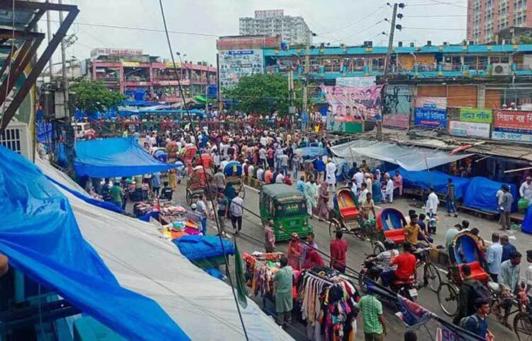 বৈষম্যবিরোধী ছাত্র আন্দোলনকে কেন্দ্র করে নিউমার্কেট এলাকায় অবস্থান নিয়েছেন ছাত্রলীগ-যুবলীগ ও আওয়ামী লীগের নেতাকর্মীরা। আজ বিকেল পৌনে ৪টার দিকে নিউমার্কেট এলাকার গাউছিয়া মার্কেটের সামনে এমন চিত্র দেখা যায়। ছবি: জাগো নিউজ