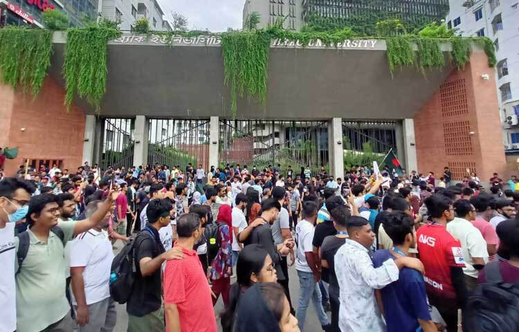 ব্র্যাক ইউনিভার্সিটির সামনে জড়ো হয়েছেন শিক্ষার্থীরা। ছবি: মাহবুব আলম