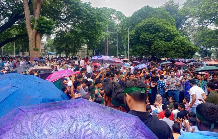 পুরো ঢাকা শহর থেকে দলে দলে বিক্ষোভ মিছিল নিয়ে শহীদ মিনারে যোগ দিয়েছেন শিক্ষার্থীসহ বিভিন্ন শ্রেণি-পেশার মানুষ। ছবি: হাসান আলী