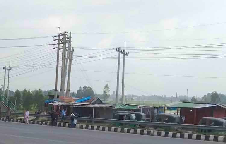 তিন চাকার কিছু গণপরিবহন চলাচল করলেও নেই দূরপাল্লার কোনো বাস। এর ফলে চরম দুর্ভোগ পোহাচ্ছেন অপেক্ষমাণ কিছু যাত্রীরা। ছবি: আরিফ উর রহমান টগর