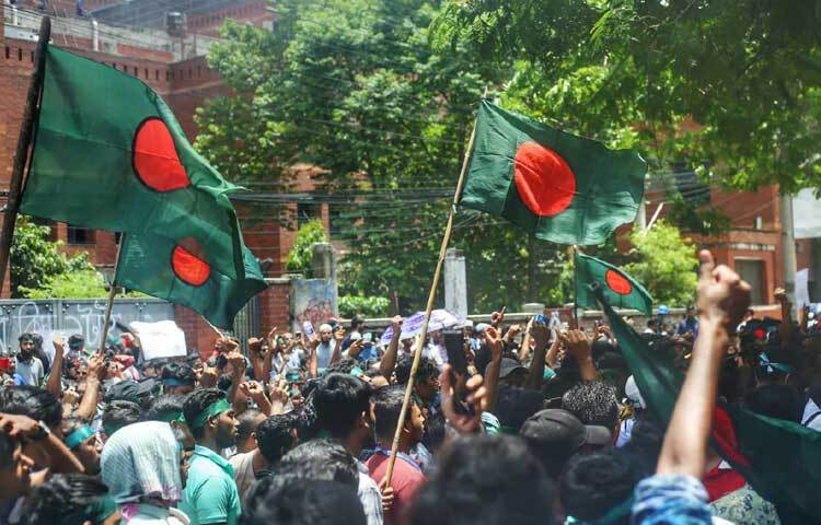 এসময় তারা হত্যাকারীদের বিচার ও সরকারের পদত্যাগ চেয়ে স্লোগান দিতে দেখা যায়। ছবি: মাহবুব আলম