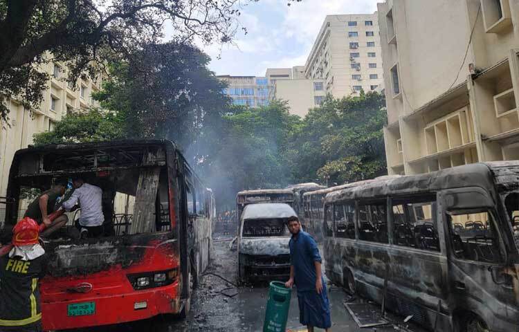 আজ বেলা ১১টা ২০ মিনিটে এ বঙ্গবন্ধু শেখ মুজিব মেডিকেল বিশ্ববিদ্যালয়ের এক ও দুই নম্বর গেটে এ ঘটনা ঘটে। ছবি: আবদুলাহ আল মামুন