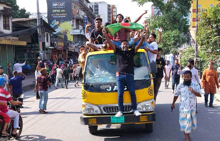 সবাই স্লোগান দিচ্ছে- ‘আজ ঈদের দিন’, ‘পালাইছে রে পালাইছে খুনি হাসিনা পালাইছে’। ছবি: জান্নাত শ্রাবণী