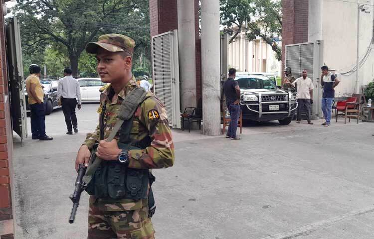নিরাপত্তার জন্য সচিবালয়ের এক নম্বর গেট ছাড়া বাকি সবগুলো গেট বন্ধ রয়েছে। ছবি: মাসুদ রানা