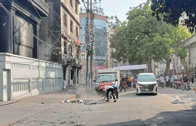 শিক্ষার্থীরা নিজ উদ্যোগেই সড়ক পরিষ্কার করছেন। ছবি: নাহিদ সাব্বির