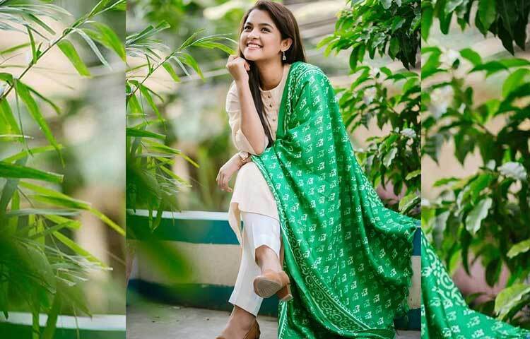 সাদা জামার সঙ্গে সবুজ রঙের ওড়না নিয়েছেন মিষ্টি অভিনেত্রী সাদিয়া আয়মান। ছবি: ফেসবুক থেকে