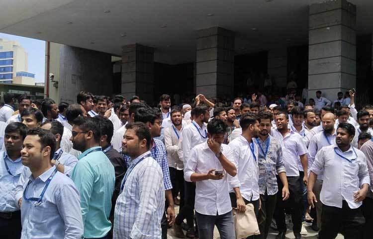 এ সময় বিক্ষোভকারীরা গভর্নর আব্দুর রউফ তালুকদারকে দেশের ব্যাংক খাতে লুটের অন্যতম সহযোগী অভিহিত করে নানান স্লোগান দিতে থাকেন। ছবি: ইয়াসির আরাফাত