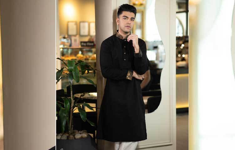 কালো পাঞ্জাবি বেশ আকর্ষণীয় লাগছে তাকে। ছবি: ফেসবুক থেকে