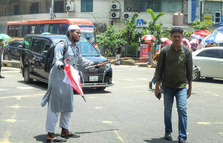 সাধারণ শিক্ষার্থীদের পাশাপাশি ইসলামী আন্দোলন বাংলাদেশ, রেড ক্রিসেন্ট সোসাইটি ও ভালো কাজের হোটেলসহ অন্যান্য স্বেচ্ছাসেবক সংগঠনের প্রতিনিধিরাও রয়েছেন। ছবি: মাহবুব আলম