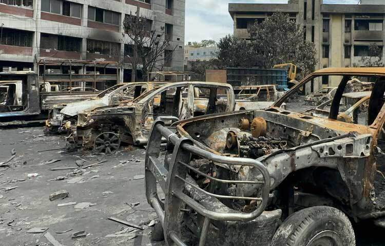থানার বাইরে পড়ে আছে পুড়ে যাওয়া গাড়িগুলো। ছবি: ইসমাইল হোসেন রাসেল