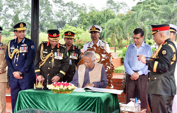 অন্তর্বর্তীকালীন সরকারের প্রধান উপদেষ্টা ড. মুহাম্মদ ইউনূস আজ সকালে সাভারে জাতীয় স্মৃতিসৌধে পুষ্পস্তবক অর্পণ করে মহান মুক্তিযুদ্ধে শহীদদের প্রতি শ্রদ্ধা নিবেদন শেষে পরিদর্শন বইয়ে স্বাক্ষর করেন। ছবি: পিআইডি