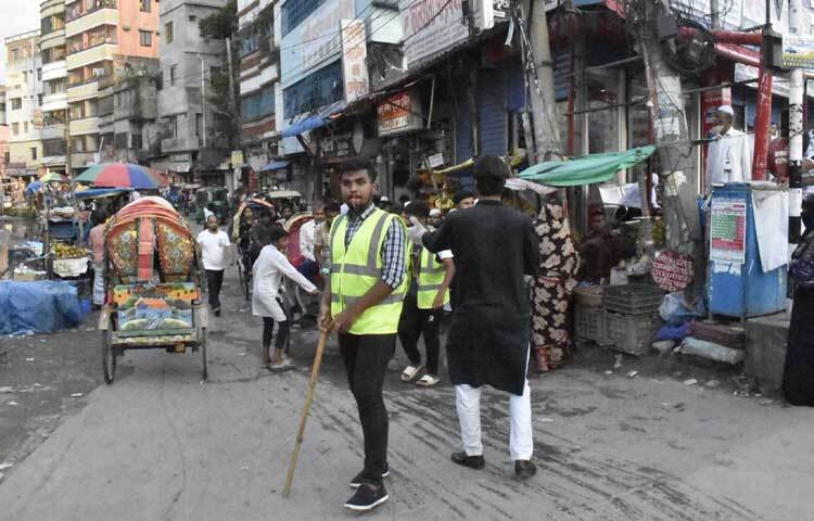 বিভিন্ন শিক্ষাপ্রতিষ্ঠানের শিক্ষার্থী ও স্বেচ্ছাসেবীরা ট্রাফিক নিয়ন্ত্রণ করছেন। ছবি: বিপ্লব দীক্ষিত