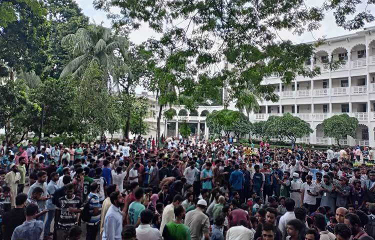 প্রধান বিচারপতি ওবায়দুল হাসানের পদত্যাগের দাবিতে সুপ্রিম কোর্টে বিক্ষোভ মিছিল ও অবস্থান কর্মসূচি পালন করছেন সাধারণ শিক্ষার্থীরা। ছবি: মাহবুব আলম