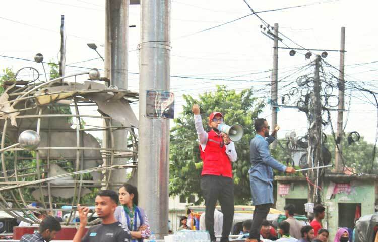 কুমিল্লার প্রাণকেন্দ্র কান্দিরপাড় পূবালী চত্বরে ট্রাফিক নিয়ন্ত্রণে কাজ করছে যুব রেড ক্রিসেন্টের সদস্যরা। ছবি: ফয়সাল আহমেদ