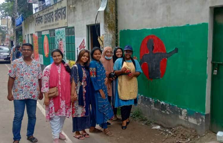 ট্রাফিক নিয়ন্ত্রণ, বিভিন্ন এলাকা পরিষ্কার করার পাশাপাশি দেওয়াল লিখন ও মোছার কার্যক্রম চালাচ্ছে তারা। ছবি: এন কে বি নয়ন