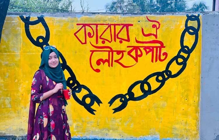 পাশাপাশি শিক্ষার্থীরা নিজেদের ডিপার্টমেন্টের বারান্দা, শ্রেণিকক্ষের দেওয়ালে আঁকছেন বিষয়ভিত্তিক চিত্রকল্প। ছবি: তানজিদ শুভ্র