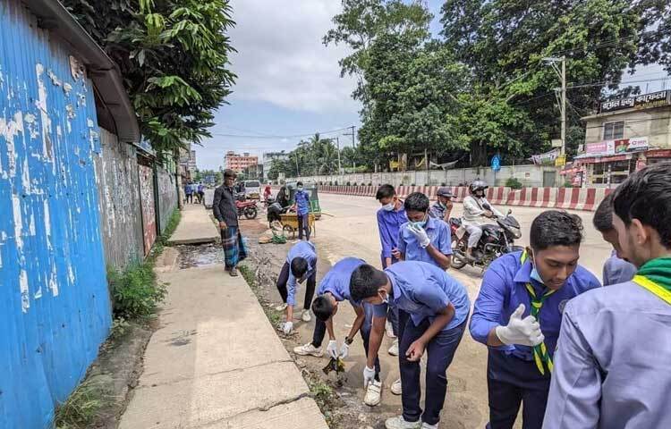সড়ক পরিষ্কারে ব্যস্ত সময় পার করছেন তারা। ছবি: এম মাঈন উদ্দিন