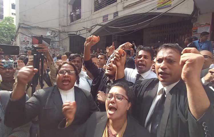 এসময় আইনজীবীদের স্লোগানে মুখর হয়ে উঠে পুরো আদালত চত্বর। ছবি: মাহবুব আলম