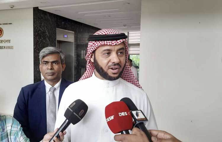 বাংলাদেশি কর্মীদের আজ থেকে পুনরায় ভিসা দেওয়া শুরু করেছে সৌদি আরব দূতাবাস। ছবি: ইসমাইল হোসেন রাসেল