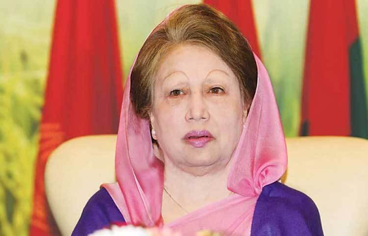 দেশে করোনাভাইরাসের সংক্রমণ হলে ছয় মাসের জন্য সাজা স্থগিত করে ২০২০ সালের ২৫ মার্চ খালেদা জিয়াকে শর্ত সাপেক্ষে মুক্তি দেয় সরকার। তিনি বাসায় থেকে চিকিৎসা নেবেন এবং বিদেশে যেতে পারবেন না, এমন শর্তে সাজা স্থগিতের সিদ্ধান্ত নেয় সরকার। সেই থেকে বাসায় থেকেই চিকিৎসা নিচ্ছেন তিনি। ফাইল ছবি