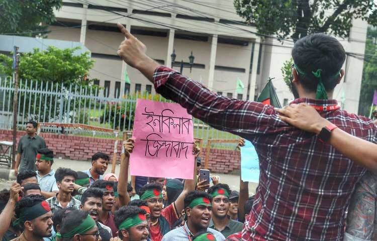 এসময় শিক্ষার্থীরা নানা ধরনের স্লোগান দিতে থাকেন। ছবি: মাহবুব আলম