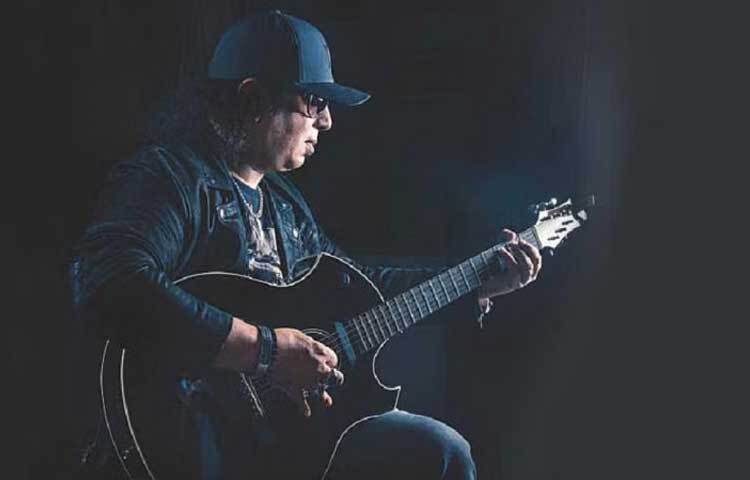 একতারা-দোতরার দেশে গিটারকে শহর থেকে একেবারে তৃণমূলে নিয়ে গেছেন আইয়ুব বাচ্চু। বিশেষ করে দেশজুড়ে তিনি রক মিউজিকের যে মানচিত্র এঁকে গেছেন, সেই পথ ধরেই হেঁটে চলছে এখনকার প্রজন্ম। শুধু গিটারেই নয়, তিনি সুরে, কণ্ঠে, কথায় উপহার দিয়েছেন অসংখ্য গান। ফাইল ছবি