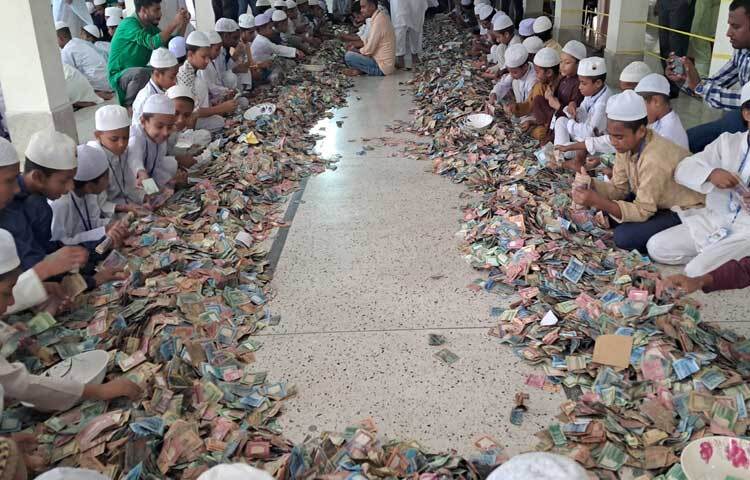 মসজিদের দোতালায় শুরু হয়েছে টাকা গণনার কাজ। ছবি: এসকে রাসেল