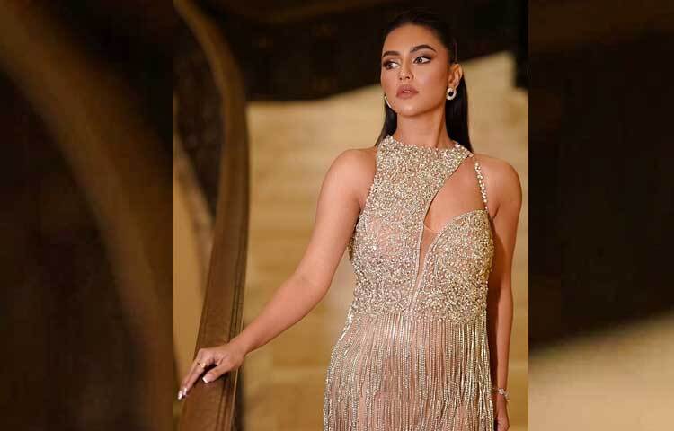 অভিনেত্রী নুসরাত ফারিয়ার ঝলমলে গাউনে নজর কাড়ছে তার কাটআউট নেকলাইন। ছবি: ফেসবুক থেকে