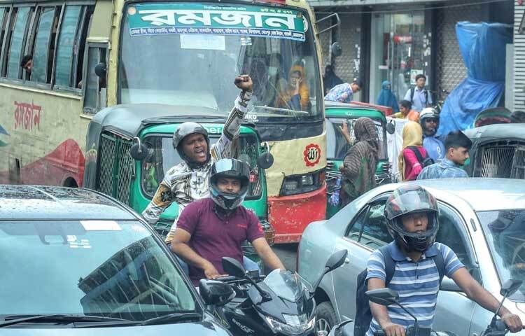 গরম ও যানজটে নাকাল কাজে বের হওয়া মানুষজন। ছবি: মাহবুব আলম