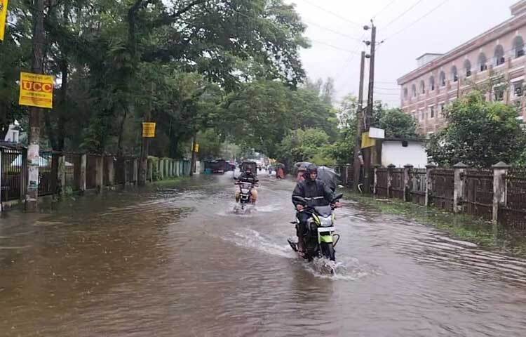 এরমধ্যে বসতঘর, গ্রামীণ সড়ক ও শিক্ষাপ্রতিষ্ঠান পানিতে তলিয়ে যাওয়ায় চরম দুর্ভোগে পড়েছেন বাসিন্দারা। ছবি: ইকবাল হোসেন মজনু