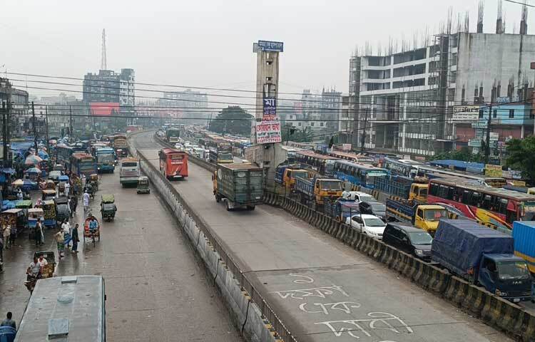 তীব্র যানজটের কারণে দুর্ভোগে পড়েছেন যাত্রীরা। ছবি: রাশেদুল ইসলাম রাজু