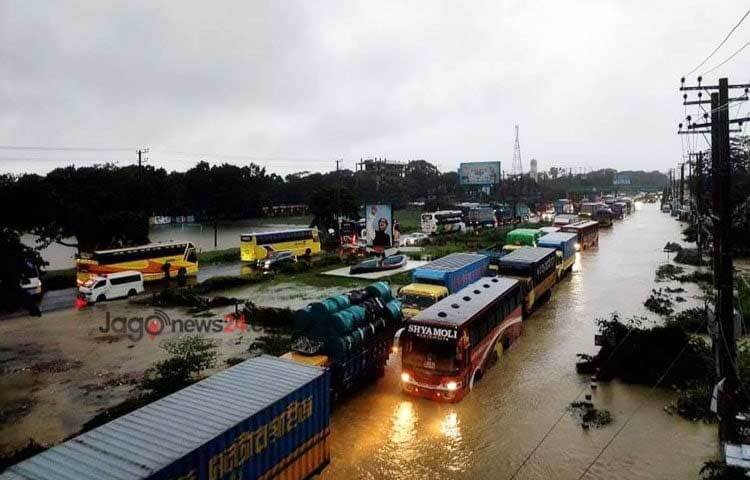 সড়ক ডুবে যাওয়ায় যানবাহন চলাচলে ধীরগতি সৃষ্টি হয়েছে। ছবি: জাহিদ পাটোয়ারী