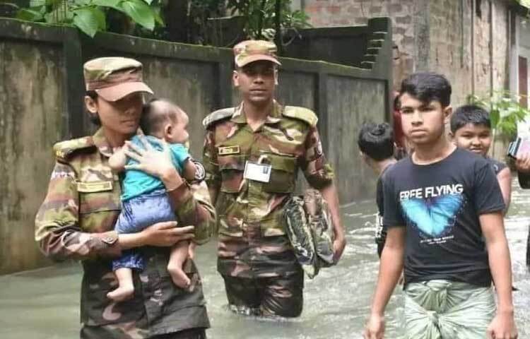 সেনাবাহিনীর সদস্যরা চালিয়ে যাচ্ছেন উদ্ধার কাজ। ছবি: আবদুল্লাহ আল-মামুন