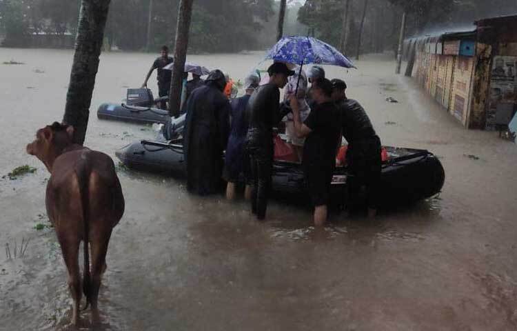 এছাড়া প্লাবিত এলাকায় জানমালের সর্বোচ্চ নিরাপত্তা নিশ্চিত করতে মোতায়েন রয়েছে নৌবাহিনীর ডুবুরি দলও। ছবি: ফেসবুক থেকে