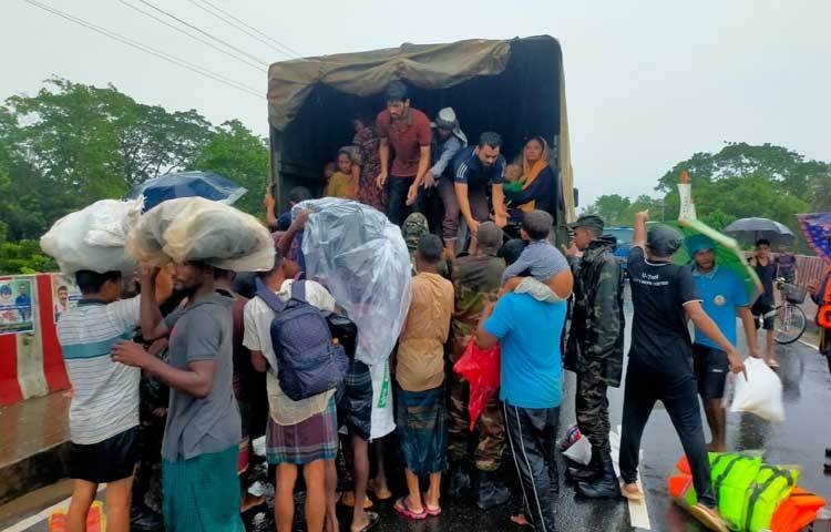 নিরাপদস্থানে নিয়ে যাওয়া হচ্ছে সবাইকে। ছবি: ফেসবুক থেকে