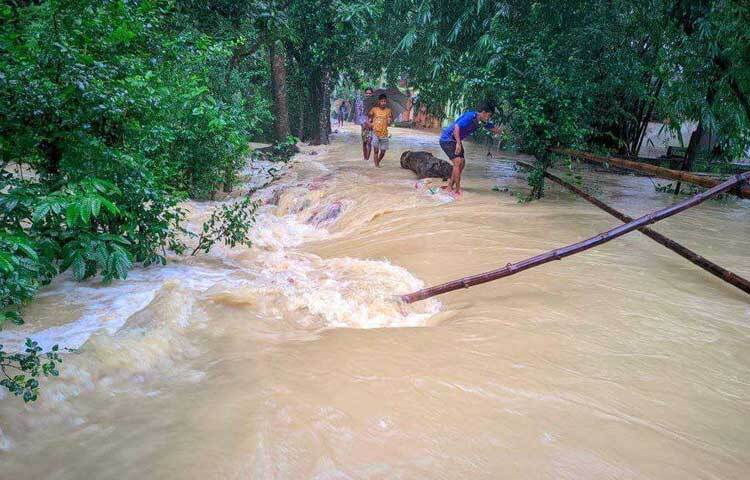 ফেনী নদীর পানি বিপৎসীমার ওপরে চলে আসায় প্রতিটি বসতঘরে পানি উঠে গেছে। ছবি: এম মাঈন উদ্দিন
